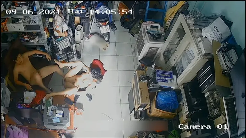 Cô vợ người chồng làm tình nhau trong của cậu bé máy tính