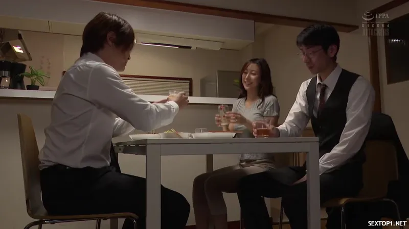 đến nhà tiền bối ở nhờ, cưỡng dục luôn cô vợ sếp