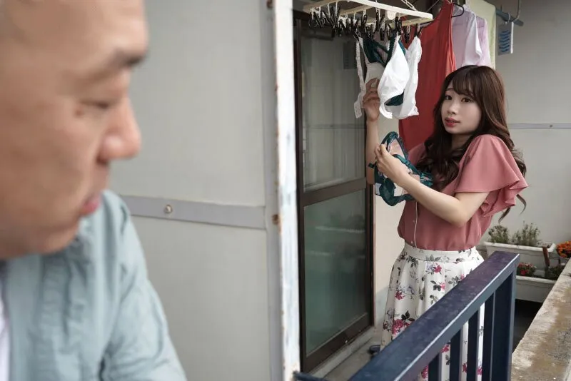 Gã nhà sát bên chuyên soi mói và cặp bà xã gã chồng thường xuyên rên la quá to