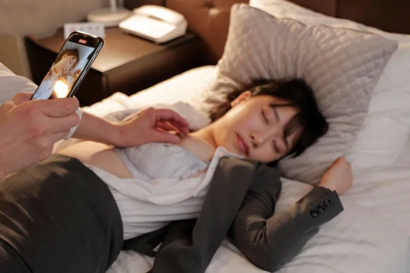 Chuyến công tác với kẻ nổi như cồn quấy rối ở công ty, cô gái bị chuốc thuốc ngủ