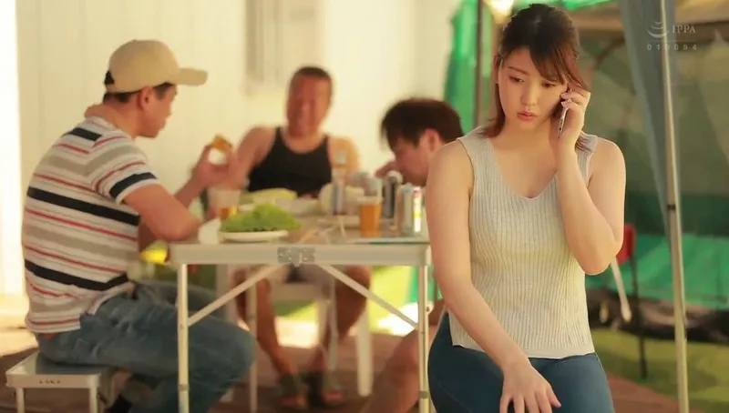 Gã chồng khờ để bà xã tham gia sự kiện cắm trại với mấy gã hàng xóm và cái kết