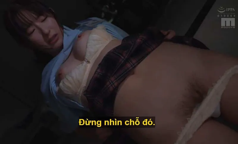 Ông chủ mưu tính quan hệ với cô nhân viên dưới quyền kiêu kỳ lười nhác, suốt ngày chỉ chăm chăm nhắn tin cho người yêu.